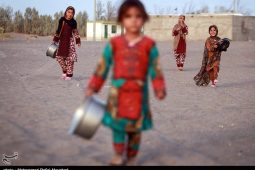 پخش غذای نذری در بین مردم جنوب