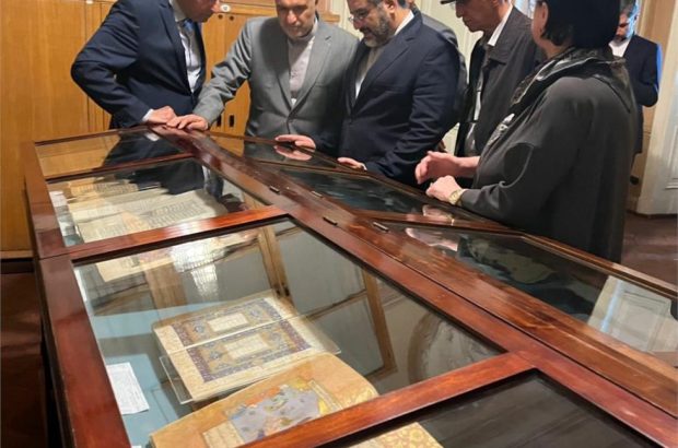 بازدید وزیر فرهنگ از گنجینه نسخ خطی ایرانی در سن‌پترزبورگ