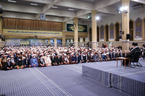 رهبر انقلاب در دیدار فضلا، طلاب و مبلغین تبیین کردند: اهمیت تبلیغ به‌روز و تاثیرگذار با ابزارهای نوین/ روحانیت باید وسط میدان باشد