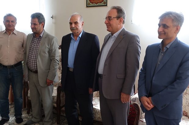 تجلیل از کهن سال ترین بازنشسته استان قم به مناسبت روز خانواده و تکریم بازنشستگان انجام شد