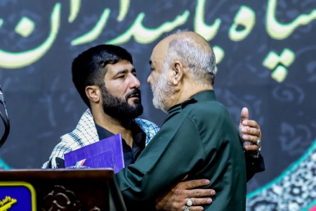 در بیست و چهارمین مجمع عالی فرماندهان و مسئولین سپاه صورت گرفت؛ موافقت سرلشکر سلامی با درخواست عضویت خادم فدا کار حرم حضرت شاهچراغ(ع) در سپاه پاسداران انقلاب اسلامی در بیست و چهارمین مجمع عالی فرماندهان و مسئولین سپاه صورت گرفت؛ موافقت سرلشکر سلامی با درخواست عضویت خادم فدا کار حرم حضرت شاهچراغ(ع) در سپاه پاسداران انقلاب اسلامی