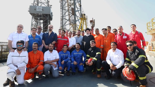 حضور دکتر رئیسی روی سکوی تولید گاز فاز ۱۱ میدان پارس جنوبی/ آغاز عملیات تولید گاز از ایرانیترین فاز میدان عظیم پارس جنوبی بعد از ۲۰ سال وقفه حضور دکتر رئیسی روی سکوی تولید گاز فاز ۱۱ میدان پارس جنوبی/ آغاز عملیات تولید گاز از ایرانیترین فاز میدان عظیم پارس جنوبی بعد از ۲۰ سال وقفه