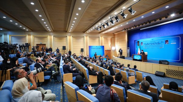 دکتر رئیسی در سومین نشست خبری با اصحاب رسانه‌های داخلی و خارجی در دولت مردمی:  رسانه‌ها همواره دولت را در ایجاد ارتباطی دوسویه با مردم یاری کرده‌اند/ با تغییر گفتمانی که صورت گرفت توانستیم بر مشکلات آغاز فعالیت دولت غلبه کنیم/ ظرفیت‌های اقتصاد ایران در تعامل با اقتصادهای بزرگ در ائتلاف‌هایی نظیر شانگهای و بریکس رشد خواهد کرد/ وعده‌های انتخاباتی داده شده را به یاد دارم و به آن وفادار خواهم بود