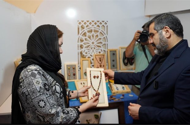 وزیر فرهنگ در حاشیه بازدید از هشتمین نمایشگاه صنایع فرهنگی فیروزه: فضای رشد و حمایت از صنایع دستی را فراهم کردهایم وزیر فرهنگ در حاشیه بازدید از هشتمین نمایشگاه صنایع فرهنگی فیروزه: فضای رشد و حمایت از صنایع دستی را فراهم کردهایم