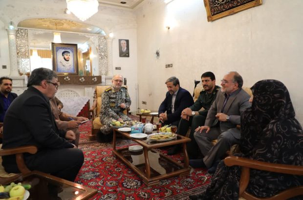 در بازدید از خانواده شهدا مطرح شد؛ خانواده شهدا از برکات انقلاب و نظام هستند/ لزوم تبیین وصیت‌نامه و سیره شهدا برای نسل جدید