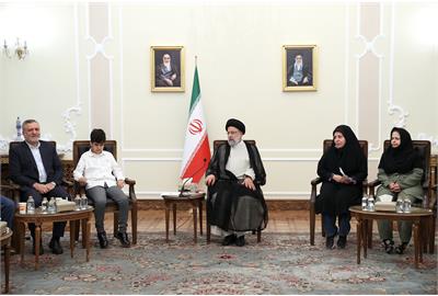 رئیسجمهور در دیدار جمعی از نخبگان جامعه کمبینایان و نابینایان: نابینای واقعی کسی است که چشم دل ندارد و به کوردلی مبتلاست/ معلولیت نمیتواند مانع پیشرفت باشد رئیسجمهور در دیدار جمعی از نخبگان جامعه کمبینایان و نابینایان: نابینای واقعی کسی است که چشم دل ندارد و به کوردلی مبتلاست/ معلولیت نمیتواند مانع پیشرفت باشد