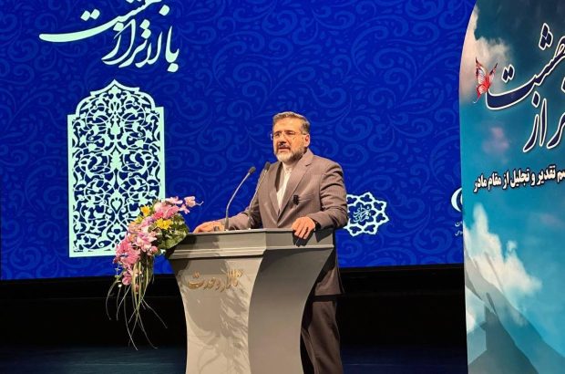 وزیر فرهنگ در آئین گرامیداشت مقام مادر: تولیدات هنری باید متناسب با تعالی جایگاه خانواده و مادر باشد وزیر فرهنگ در آئین گرامیداشت مقام مادر: تولیدات هنری باید متناسب با تعالی جایگاه خانواده و مادر باشد