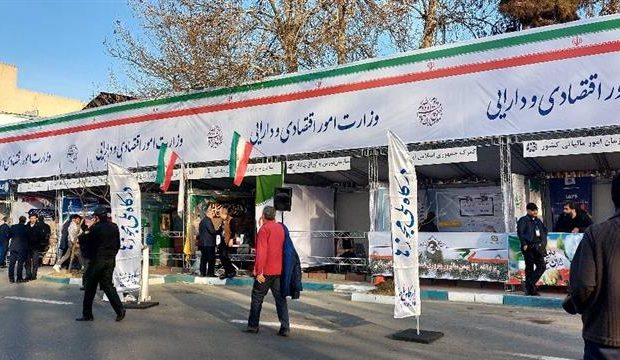 برپایی میزخدمت وزارت اقتصاد در مسیر راهپیمایی یوم الله ۲۲ بهمن