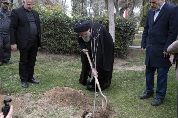 کاشت چند اصله نهال توسط اعضای فقها و حقوقدان شورای نگهبان کاشت چند اصله نهال توسط اعضای فقها و حقوقدان شورای نگهبان