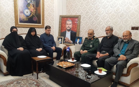 فرمانده کل سپاه در دیدار با خانواده شهید امیرعبداللهیان: دشمنان ایران هم صداقت شهیدامیرعبداللهیان را باور داشتند فرمانده کل سپاه در دیدار با خانواده شهید امیرعبداللهیان: دشمنان ایران هم صداقت شهیدامیرعبداللهیان را باور داشتند