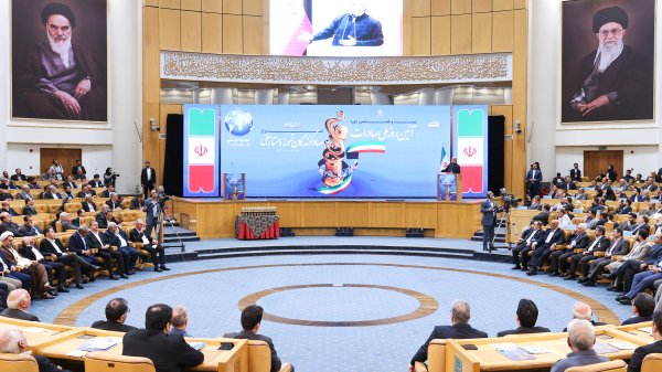 دولت آماده تعامل گسترده با تولیدکنندگان و تاجران برای حل مشکلات تولید و صادرات است دولت آماده تعامل گسترده با تولیدکنندگان و تاجران برای حل مشکلات تولید و صادرات است