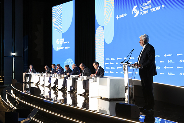 توسعه پایدار اقتصادی تنها از طریق تعمیق همکاریهای سازنده میان کشورهای منطقه امکانپذیر خواهد بود توسعه پایدار اقتصادی تنها از طریق تعمیق همکاریهای سازنده میان کشورهای منطقه امکانپذیر خواهد بود