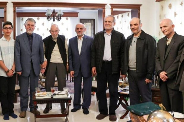 حاشیهنگاری از دیدار رییسجمهور و وزیر فرهنگ با استاد موحد حاشیهنگاری از دیدار رییسجمهور و وزیر فرهنگ با استاد موحد