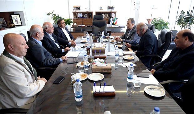 تأکید بر پیگیری فوری مشکلات نانوایان و کامیون‌داران