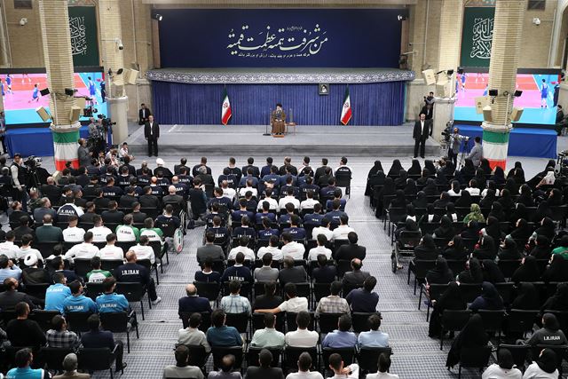 رهبر انقلاب در دیدار مدال‌آوران ورزشی و علمی در سخنانی خطاب به رئیس جمهور آمریکا: اصلاً شما چه کاره هستی؟!