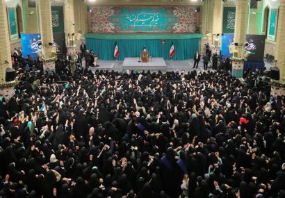 زن، کارگزار خانه نیست، مدیر است زن، کارگزار خانه نیست، مدیر است